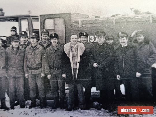 Strażacy z Dobroszyc na archiwalnym zdjęciu. Fotografia, która budzi wspomnienia