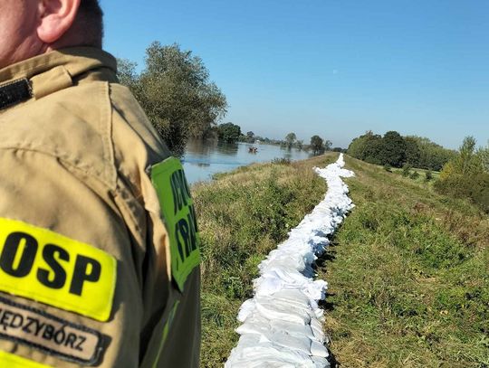 Strażacy umacniają wały w Głogowie