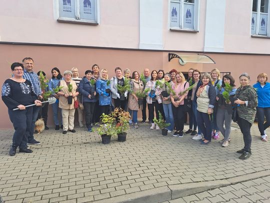 Stworzyli rabatę z pieśniami na ustach...