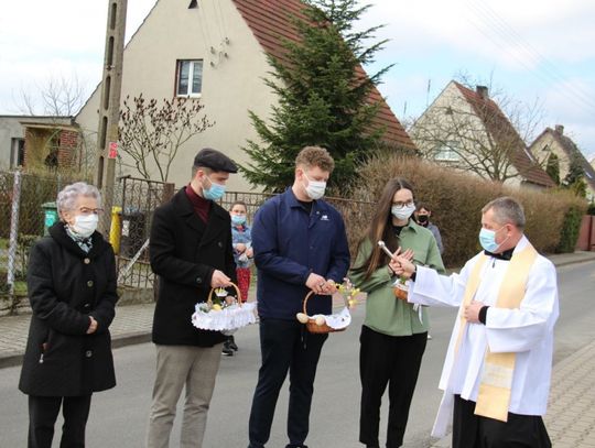 Święcili pokarmy w Oleśnicy. W tym roku na zewnątrz kościołów...