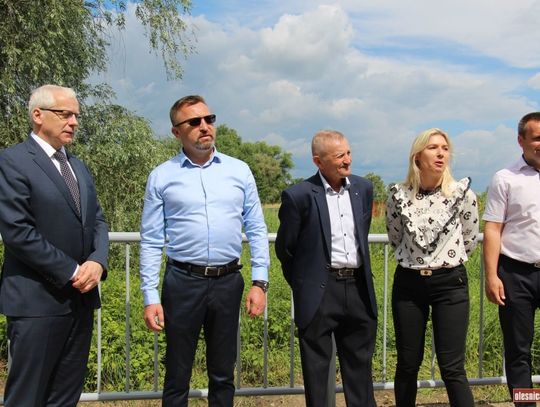 Świerzna ma nową drogę, na otwarciu wojewoda