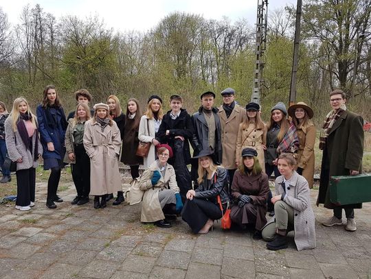 Sycowscy licealiści witają Pociąg Repatriantów