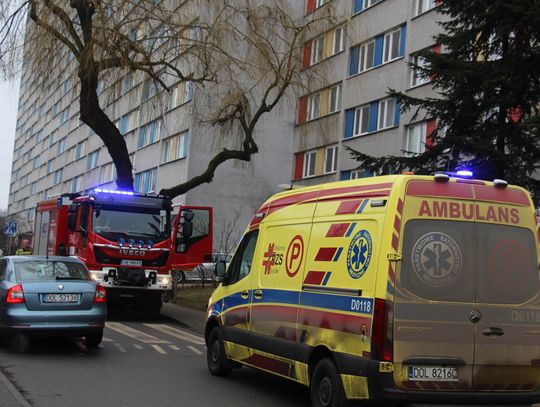 Syreny pod wieżowcem w Oleśnicy. Na miejsce ruszyły wszystkie służby