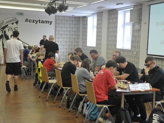 Szachiści walczą o awans do II ligi /WIDEO/
