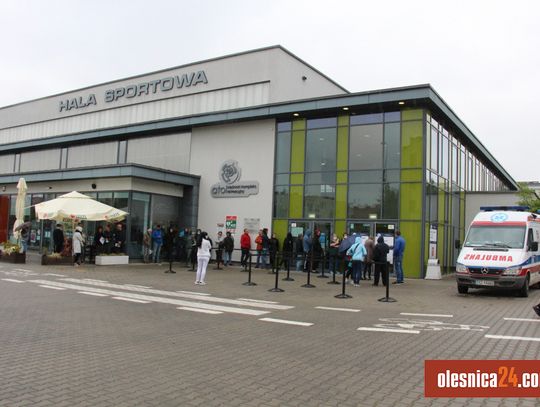 Szczepią Johnsonem bez rejestracji