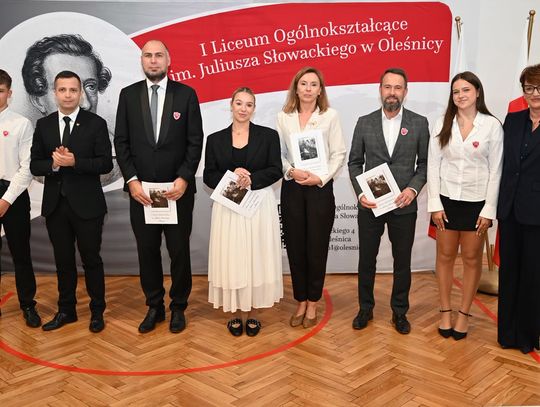 „Szkołę tworzą ludzie”. Uroczystość w oleśnickim liceum