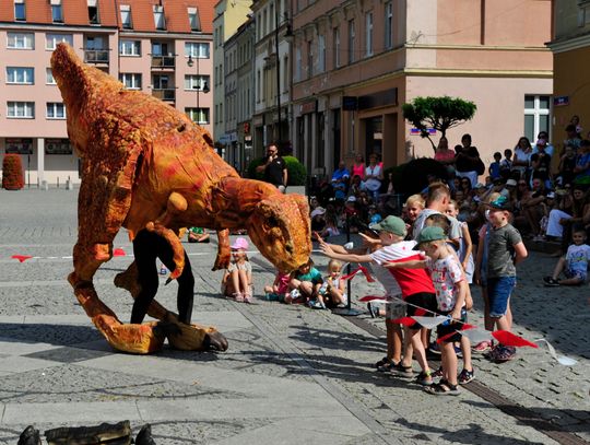 Szok! Dinożarł atakował dzieci na rynku w Oleśnicy!