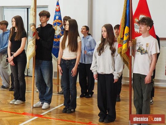 Sztandar to nie tylko materiał. Oleśnicka młodzież ćwiczyła pod okiem wojskowych