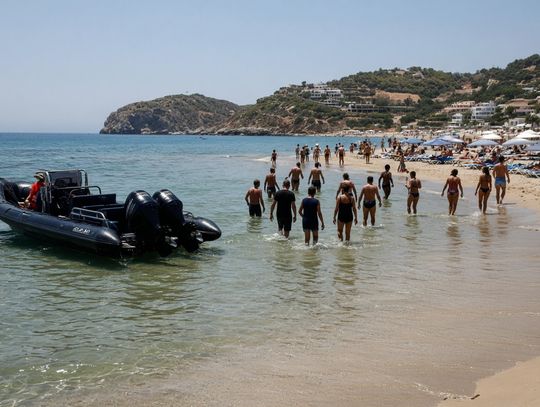 Szybka łódź wysadziła migrantów na plaży w środku dnia