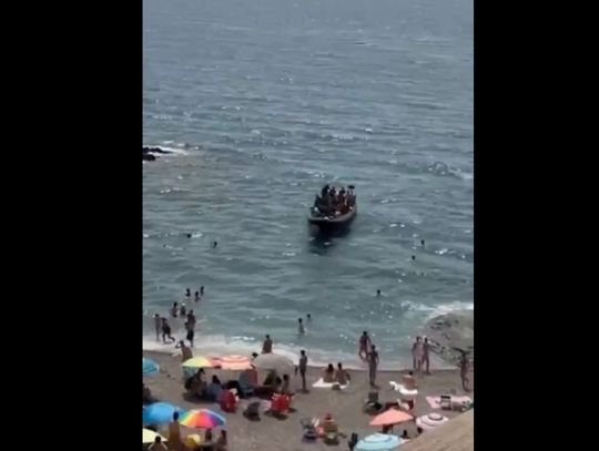 Szybka łódź wysadziła migrantów na plaży w środku dnia