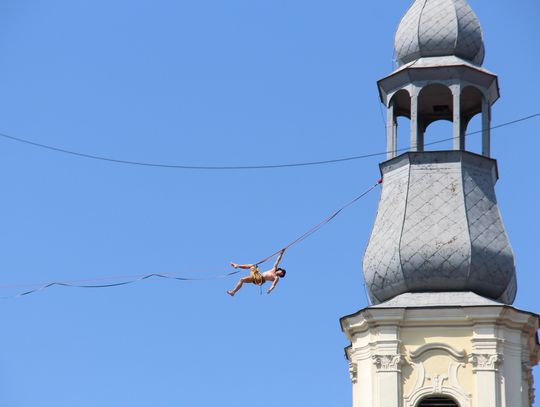 Tak chodzą na linach. Ale odważni! (WIDEO)