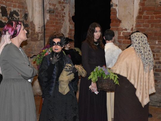 Teatr nocą w ruinach