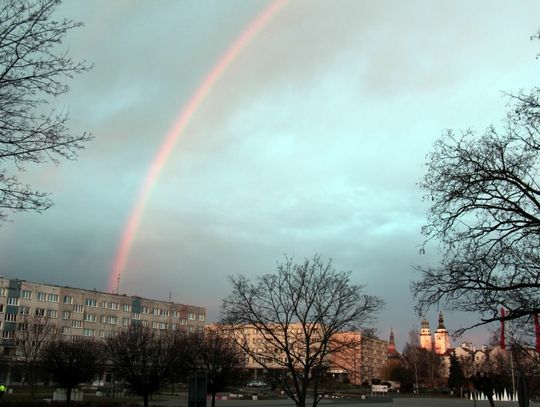 Tęcza nad Oleśnicą. Czy to oznaka wiosny?
