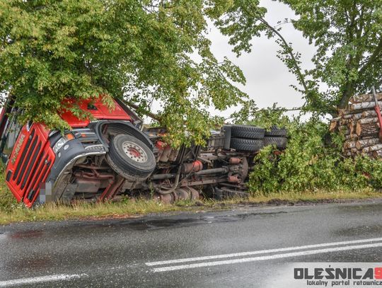 Tir wiozący drewno wyleciał z drogi w Oleśnicy