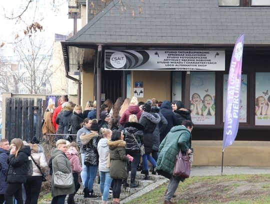 Tłum chce zrobić tatuaż "dla Tosi"