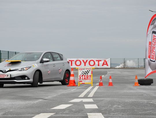 Toyota i Akademia Bezpiecznej Jazdy poprowadzą bezpłatne szkolenia z ekojazdy  w Jelczu-Laskowicach