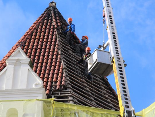 Trwa remont dachu bazyliki w Oleśnicy