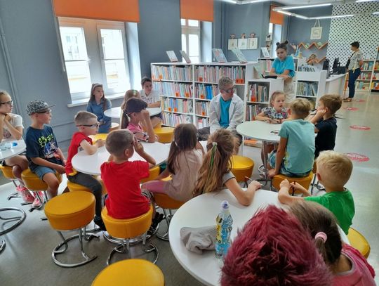 Trwają wakacyjne zajęcia w Bibliotece "Pod Sową"