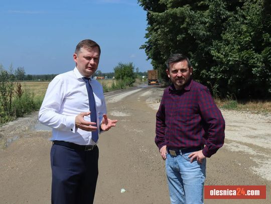 Trzy drogowe inwestycje coraz bliżej. Wójt podpisał ważne umowy