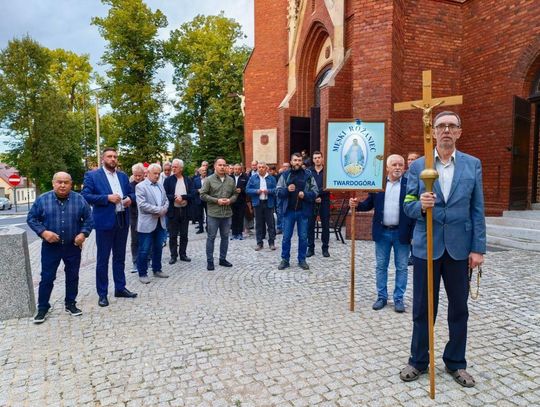Twardogóra znów rozmodlona na ulicach. Mężczyźni świętowali pierwszą rocznicę Męskiego Różańca