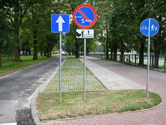 Uczeń miał pomysł, samorządy go zrealizowały. Nowa zatoczka przy SP3 już gotowa!
