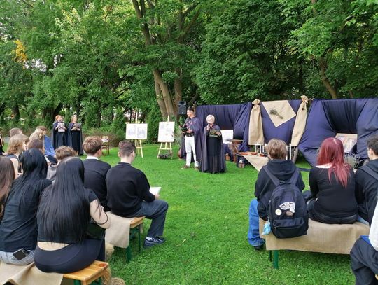 Uczniowie LO z Sycowa czytali Mickiewicza. Tak jak Para Prezydencka