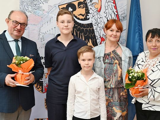 Uczniowie odwiedzili Starostwo Powiatowe. Mieli wyjątkową niespodziankę dla samorządowców