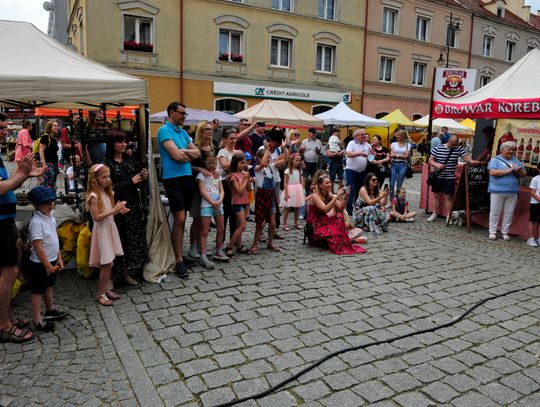 Uczniowie Oli Turoń koncertowali na rynku w Oleśnicy