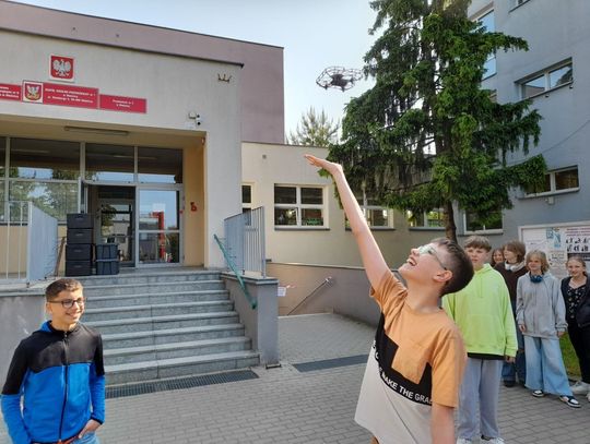 Uczniowie poznawali obsługę dronów