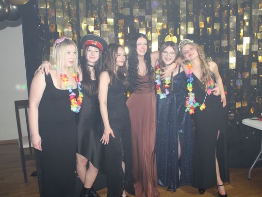 Uczniowie tańczyli do rana, a nauczyciele… poszli na całość – zobacz, jak szalała cała szkoła Uczniowie tańczyli do rana, a nauczyciele… poszli na całość – zobacz, jak szalała cała szkoła