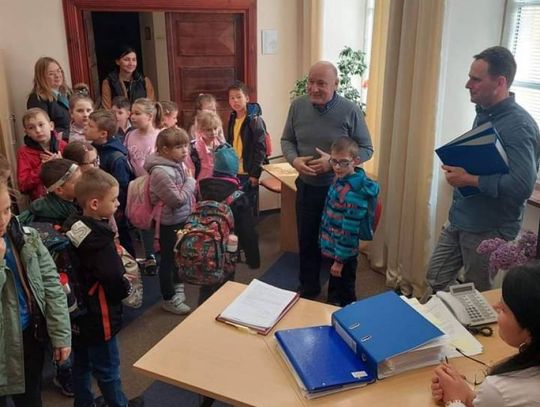 Uczniowie w ratuszu w Oleśnicy 