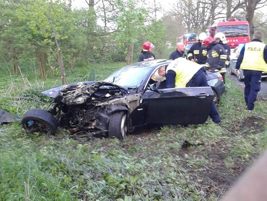 Uderzył beemką w drzewo w Królewskiej Woli. Był odurzony?
