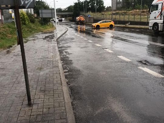 Ulewa sparaliżowała ruch w Oleśnicy! Bus utknął pod wiaduktem, ciężarówki musiały zawracać