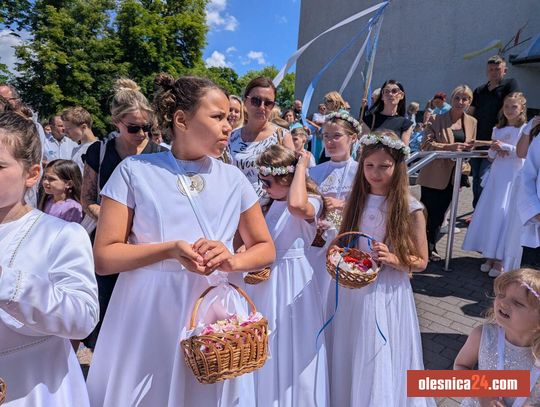 Ulice pełne wiernych. Wieczorem Oleśnica zaśpiewa „Idźcie do nieba”