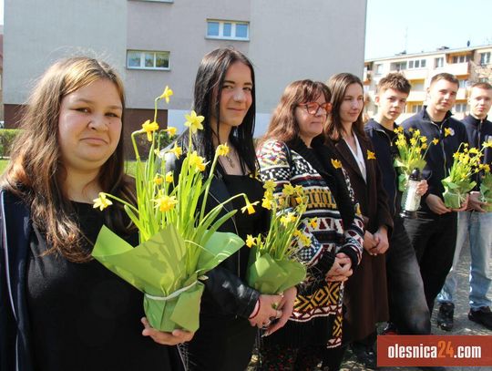 Wzruszający gest pamięci: żonkile pod tablicą Bohaterów Getta
