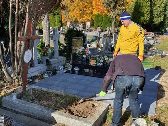 Uporządkowali 8 grobów na cmentarzu w Oleśnicy