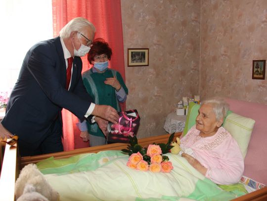 Urodzinowe róże dla 90-latki, która przeżyła zsyłkę na nieludzkiej ziemi
