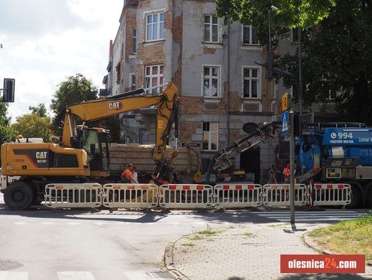 Usuwają zapadlisko na ul. 11 Listopada w Oleśnicy. Kierowców czekają utrudnienia [AKTUALIZACJA]
