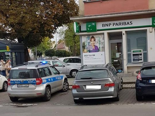 Uszkodził szybę w banku w Oleśnicy