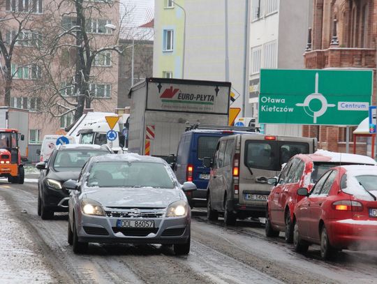 Uwaga, ślisko! W okolicy Ludwikowskiej w Oleśnicy ruch stanął! Gdzie są piaskarki?! Władze odpowiadają...