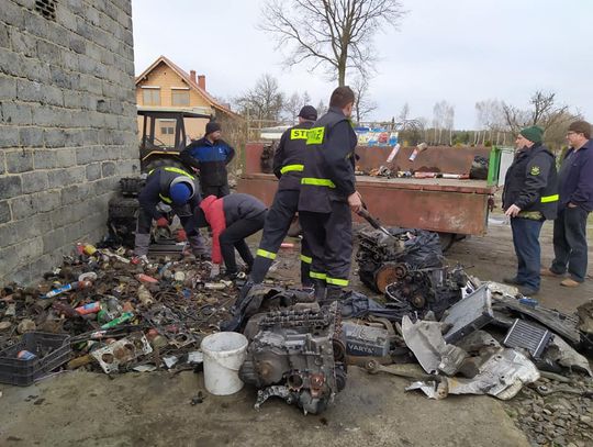 W Dziadowej Kłodzie zbierali złom dla Frania