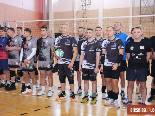 W hali w Oleśnicy graja w siatkówkę