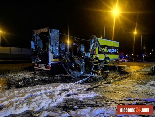 W nocy spaliła się naczepa