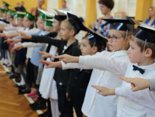 W oleśnickiej szkole ślubowali na sztandar  