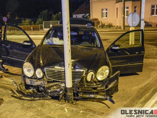 W Oleśnicy wjechał na wysepkę, staranował znak i uciekł, bo pijany?