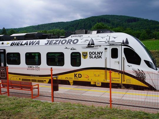 Wakacyjny kierunek: Bielawa. Nad jezioro i w góry dojedziesz pociągiem
