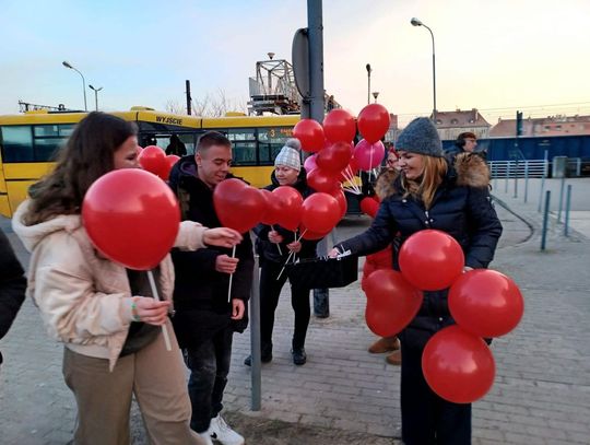 Walentynki zagościły na dworcu PKP w Oleśnicy (AKTUALIZACJA)