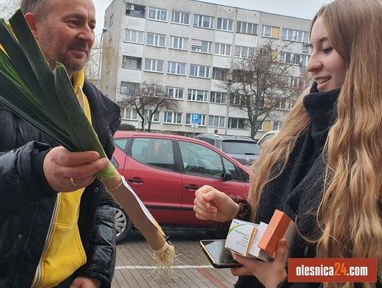 Warzywny Dzień Kobiet. Działacze koła Polska2050 zamiast kwiatka wręczali... pora