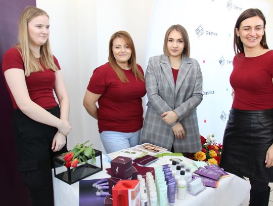Witają panie kwiatami