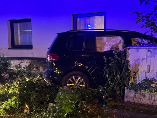 Wjechał autem w dom i uciekł
